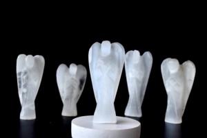 Vente directe usine – Anges en sélénite transparente de 3 pouces, sculptés, origine européenne, objet de collection d'art, provenant d'un fabricant indien - Product Image 3