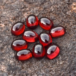 Lot en gros de cabochons ovales en grenat rouge naturel 5x7 mm, dos plat, calibrés, pierres précieuses en vrac pour la fabrication de bijoux - Product Image 1