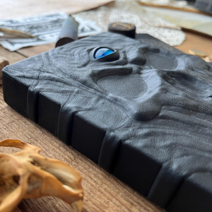 Diario de Cuero con Diseño de Esqueleto de Tercer Ojo, Libro de Hechizos de Cuero Negro con Ojo Azul, Cuaderno de Tapa Dura con Encuadernación Antigua, Papeles Blancos Hechos a Mano - Product Image 4