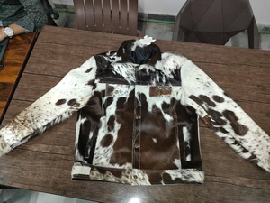 Chaleco de Cuero Genuino con Pelo de Vaca para Hombre, Cuello en V, Cierre de Botones, Prenda Exterior Casual de Otoño, Estampado Animal - Product Image 3