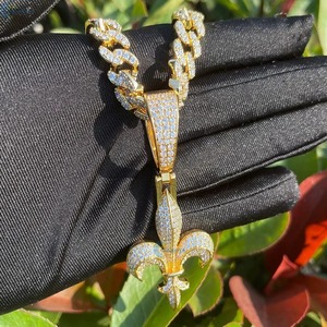Colgante de Moissanita Chapado en Oro Rosa con Diseño de Flor de Lis, Micro Pavé, Estilo Iced Out, Amuleto Temático, Joyería de Lujo para Uso Diario, Colgante Hip Hop - Product Image 5