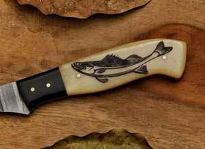 Cuchillo de Caza de Acero de Damasco con Mango Grabado con Diseño de Pez, Hoja de Punta Caída, Borde Recto, Grosor de 0.7mm, Funda de Cuero Incluida - Product Image 5