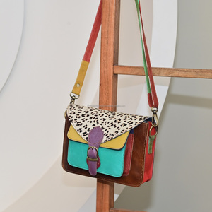 Sac en cuir coloré recyclé pour femme avec imprimé animal en cheveux fait à la main Western Crossbody Purse Ethnic Shoulder Bag Logo Pattern - Product Image 4