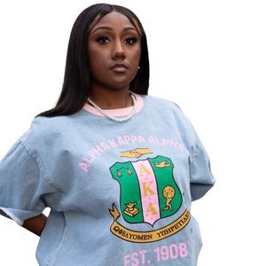 Camiseta de Mezclilla con Estampado de Letras Griegas para Mujer, Top Informal Premium, Elegante y Cómodo para el Verano, 100% Algodón, Secado Rápido - Product Image 1