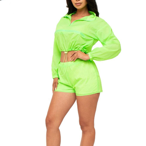 Conjunto de chándal unisex cortavientos con cremallera de nailon arrugado suave para mujer y hombre, chaqueta y pantalón corto de corte holgado - Product Image 1