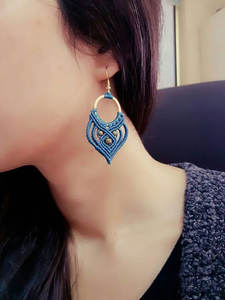 Boucles d'oreilles créoles en macramé perlé bleu faites à la main, plaquées or, avec breloque éventail vintage, style bohème, bijoux pendantes pour femme - Product Image 6