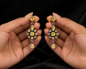 Boucles d'oreilles pendantes vintage en argent oxydé avec motif floral en onyx |   Bijoux de mode ethniques indiens pour femmes |   Fournisseur en gros - Product Image 3
