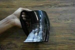 Mug en corne artisanal d'inspiration viking, poli à la main, avec couvercle et bouchon de paille pour café et shots - Product Image 6