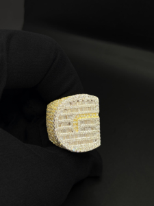 Bague de fiançailles et de mariage tendance en argent avec sertissage griffe et couronne glacée en moissanite VVS - Product Image 4