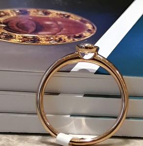 Anillo de Compromiso para Hombre con Diamante Cultivado en Laboratorio, Corte Redondo, Engaste en Bisel, Oro Amarillo de 14K, Certificado IGI, E VVS CVD - Product Image 3