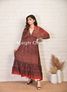 Robe longue vintage en soie pour femme, col en V, multicolore, style bohème, ourlet ample, idéale pour l'été, la plage, les fêtes ou les tenues décontractées - Product Image 2