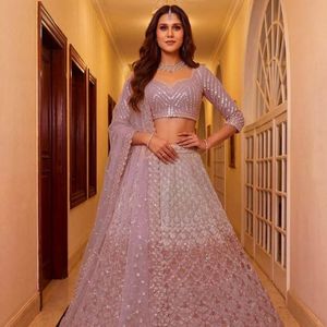 Lehenga Choli de mariée semi-cousu en tulle épais brodé de paillettes roses et de Zari, avec dupatta en tulle doux, pour tenue de soirée, par Royal Export - Product Image 1