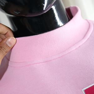 Sudadera MILLER PINK con cuello alto, 100% rojo, con apliques bordados, cuello ancho, hilos finos. - Product Image 6
