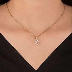 สร้อยคอจี้ดีไซน์ดอกไม้สไตล์โมเดิร์นสีทอง – จี้ห้อยแบบมินิมอลสำหรับผู้หญิง สำหรับงานปาร์ตี้และสวมใส่ในชีวิตประจำวัน เครื่องประดับคุณภาพดี - Product Image 1