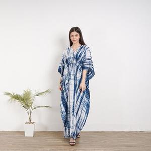 Vestido maxi caftán azul tie-dye para mujer, holgado, con cuello en V, para playa, estilo bohemio, ropa de resort. - Product Image 1