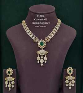 Collar y Pendientes Vintage Kundan 12892, Chapados en Oro, con Piedra Doble Verde y Perla, Joyería de Moda para Bodas y Fiestas para Mujer - Product Image 2