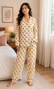 Ensemble de chemises de nuit pour femmes en coton 100% doux, imprimé floral tissé, bleu, dessiné à la main |   Chemise de luxe à col en V avec fermeture boutonnée et manches longues |   Vêtements de nuit - Product Image 2