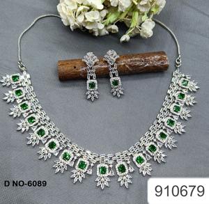 Conjunto de Joyería de Boda de Diseño, Collar de Cristal CZ con Pendientes Colgantes de Piedra Verde para Novias - Product Image 1