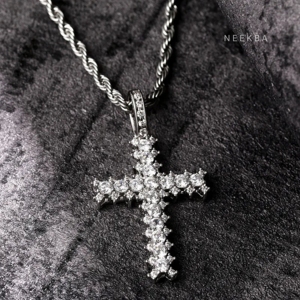 Colgante de Cruz Redonda con Piedras Agrupadas - Colgante de Cruz Artesanal en Plata de Ley, Colgante de Moissanita Hecho a Mano con Diseño de Fe - Product Image 3