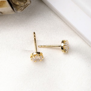 Boucles d'oreilles clous en or jaune massif 18 carats avec diamants naturels ronds sertis en grappe, bijoux fins Memoria Jewels, vente en gros - Product Image 2