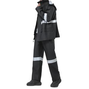 Trajes de lluvia con capucha confiables para uso profesional, logotipos y etiquetas personalizados, tela impermeable y transpirable para comodidad durante todo el día - Product Image 4