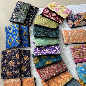 Pochette zippée matelassée en soie recyclée à motif floral bohème, écologique, légère, faite à la main, pour organiser téléphone et accessoires, export en gros - Product Image 1