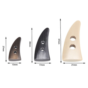 Botones de Resina Plástica de Alta Calidad con 2 Agujeros de Diferentes Tamaños para Abrigos - Product Image 6