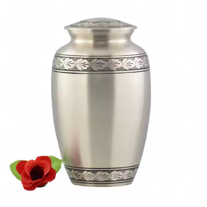 Urne funéraire de luxe en métal argenté en gros, pot commémoratif avec gravure élégante de feuilles et finition satinée polie - Product Image 1