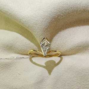 แหวนเพชรทรงไคท์คัทเพาะเลี้ยงในห้องปฏิบัติการ พร้อมใบรับรอง IGI สำหรับผู้หญิง ทองคำแท้ 14K ดีไซน์ทันสมัย เหมาะสำหรับเป็นของขวัญหมั้น - Product Image 4