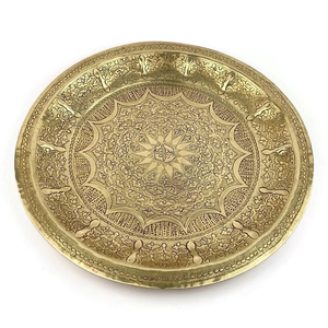 Impresionante plato redondo de latón con intrincadas grabas tradicionales de mandala para un servicio seguro y conveniente, disponible al por mayor. - Product Image 1