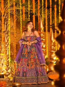 Ensemble robe Anarkali sans manches en crêpe pur brodé avec pantalon doublé en coton et dupatta en organza imprimé numérique GW 6130 - Product Image 3