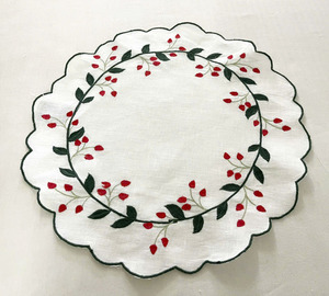 Ensemble de sets de table ronds en lin brodés sur mesure avec motif houx de Noël et bord festonné, et serviettes de table, lavables en machine - Product Image 5