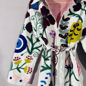 Abrigo Suzani Bordado a Mano con Ojo Turco |   Chaqueta Larga Boho de Algodón Hecha a Mano |   Duster con diseño floral de arte popular y frente abierto |   Declaración Artesanal - Product Image 3