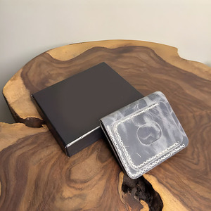 Portefeuille vintage en cuir bordeaux fait main avec surpiqûres, compact, fin, minimaliste, avec fenêtre pour carte d'identité et compartiment pour billets, idéal pour un usage quotidien - Product Image 4