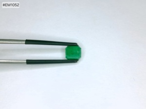 พลอยมรกตแซมเบียทรงแปดเหลี่ยมคุณภาพพรีเมียม น้ำหนัก 1.44 กะรัต สีเขียวเข้ม คุณภาพสูง เหมาะสำหรับทำแหวนเครื่องประดับ - Product Image 2