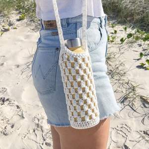 Porte-bouteille en macramé fait main style bohème, en corde de coton naturelle, sacoche pour bouteille d'eau, idéal pour les voyages, la plage, les festivals et l'usage quotidien - Product Image 6