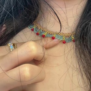 Conjunto de Collar y Pulsera con Cuentas Geométricas Únicas para Mujer, Joyería Hecha a Mano con Patrones Coloridos, Base Negra, por UO - Product Image 5