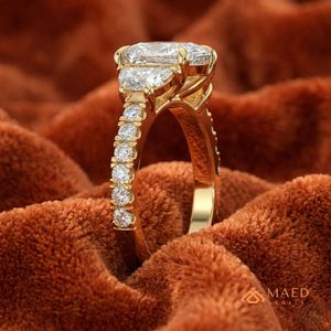Anillo de Compromiso de Oro Amarillo de 14K con Moissanita de Corte Ovalado y Halo Oculto, Joyería Nupcial de Lujo, Tendencia en EE. UU. - Product Image 2