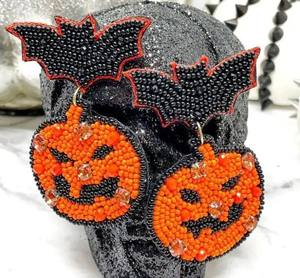 Dernières créations de boucles d'oreilles pendantes brodées à la main avec perles de rocaille, idéales pour les fêtes, événements à thème Halloween, cadeaux, et boucles d'oreilles créoles tendance - Product Image 1