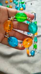 Pulseras elásticas de cuentas de resina hechas a mano con diseños coloridos, ideales para accesorios de moda, boutiques de regalos y joyería. - Product Image 4