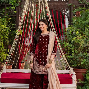 Traje Salwar Pakistaní de Terciopelo Viscosa Pesado Color Granate con Bordado de Hilo y Lentejuelas y Adorno de Perlas en Top y Pantalón Palazzo - Product Image 1