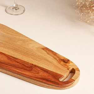 Planche à découper classique en bois avec surface lisse, construction durable et texture de bois naturel - Product Image 5