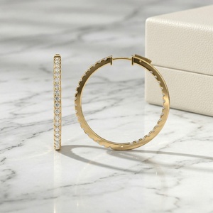 Pendientes de Aro Grandes con Diamantes Redondos de 3.20CTW con Engaste Pavé - Product Image 2