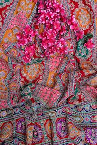 Tissu imprimé géométrique rouge à motifs décoratifs avec bordure épaisse pour la confection de robes Kurti, tissu pour vêtements ethniques. - Product Image 4