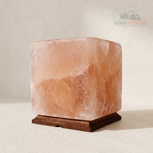 Lampe de chevet en sel rose de l'Himalaya sculpté à la main, qualité export, avec base en bois pour chambre et bureau - Product Image 4