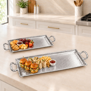 Juego de bandejas rectangulares de aluminio con acabado plateado refinado, texturizadas y con asas. |   Vajilla Elegante para Mesa de Comedor - Product Image 2