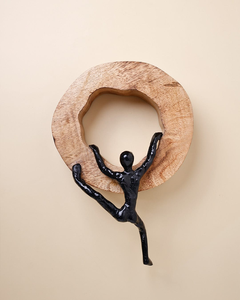 Sculpture murale artisanale en bois de manguier avec figurine abstraite d'homme grimpant, décoration artistique rustique moderne pour la maison - Product Image 1