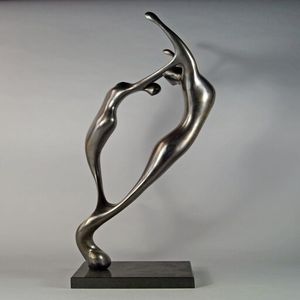Sculpture en aluminium coulé conçue pour éveiller des émotions, symboliser la force, l'équilibre gracieux et une présence artistique raffinée. - Product Image 6