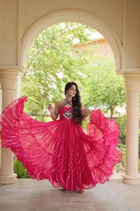 Kurti de georgette sintético con estampado Bandhej, bordado Gamthi y adornos de espejo, perfecto para las noches de Garba. - Product Image 1