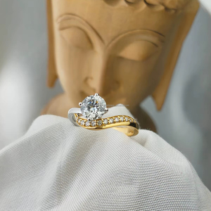 Anillo de Diamantes de Corte Redondo en Oro Blanco y Amarillo, Anillo de Compromiso de Dos Tonos con Engaste Clásico de Diamantes, Joyería Elegante y de Lujo - Product Image 1